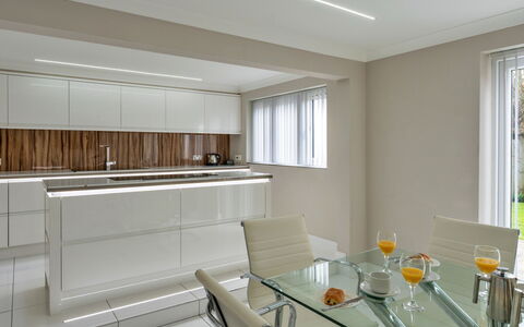 Hollies Cottage, Elm (4 Bed): Design Intérieur, Meubles, Mur, Sol, Cuisine, Bois, Comptoir, Plafond, Luminaire, Cabinetry