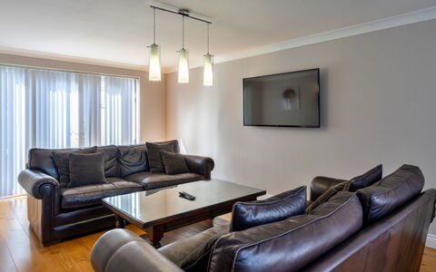 Hollies Cottage, Elm (4 Bed): Meubles, Design Intérieur, Sol, Canapé, Bois, Sol, Plafond, Pièce, Salon, Domicile