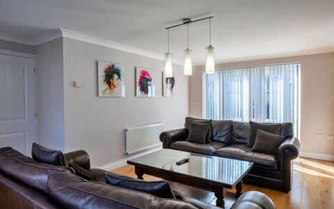 Hollies Cottage, Elm (4 Bed): Meubles, Design Intérieur, Canapé, Sol, Mur, Sol, Bois, Plafond, Salon, Pièce