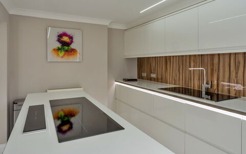 Hollies Cottage, Elm (4 Bed): Cuisine, Comptoir, Design Intérieur, Sol, Appareil De Cuisine, Cabinetry, Bois, Plafond, Sol, Luminaire