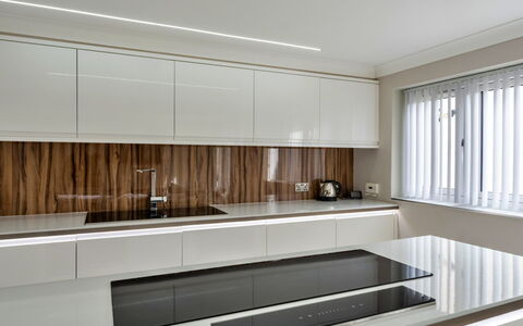 Hollies Cottage, Elm (4 Bed): Cuisine, Appareil De Cuisine, Comptoir, Design Intérieur, Bois, Cabinetry, Sol, Principaux Appliance, Plafond, Électroménager