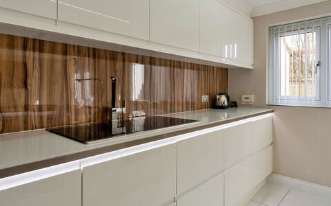 Hollies Cottage, Elm (4 Bed): Bois, Cuisine, Design Intérieur, Cabinetry, Appareil De Cuisine, Comptoir, Sol, Domicile, Tache De Bois, Luminaire Plomberie