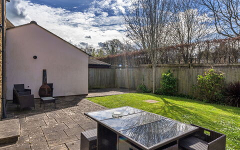 Hollies Cottage, Elm (4 Bed): Jardin, Arrière-Cour, Cour, Ombre, Aménagement Paysager, Biens, Pelouse, Dalle, Cour, Mobilier De Jardin