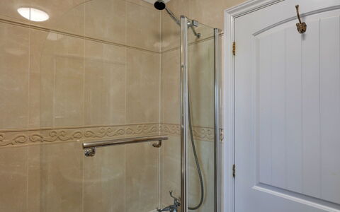 Hollies Cottage, Elm (4 Bed): Luminaire Plomberie, Salle De Bains, Mur, Sol, Sol, Design Intérieur, Tete De Douche, Robinet, Douche, Plomberie