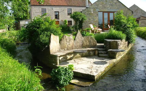 Mill Barn by the Stream: Cours D'Eau, Maison, Arbuste, Chalet, Domicile, Jardin, Canal, Aménagement Paysager, Ferme