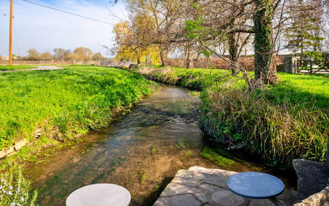 Mill Barn by the Stream: Vert, L'Eau, Plan D'Eau, Cours D'Eau, Voie Navigable, Banque, Courant, Canal, Canal, Réflexion