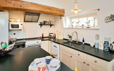 Mill Barn by the Stream: Cuisine, Comptoir, Appareil De Cuisine, Meubles, Design Intérieur, Cabinetry, Principaux Appliance, Sol, Bois, Plafond