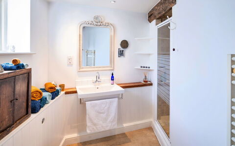 Mill Barn by the Stream: Luminaire Plomberie, Design Intérieur, Salle De Bains, Sol, Robinet, Plomberie, Armoire De Toilette, Sol, Domicile, Évier