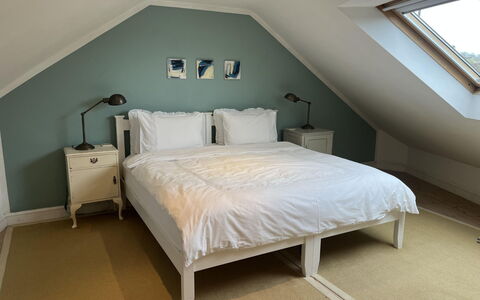 Mill Barn by the Stream: Lit, Meubles, Chambre, Literie, Sol, Design Intérieur, Drap De Lit, Sol, Bois, Linge