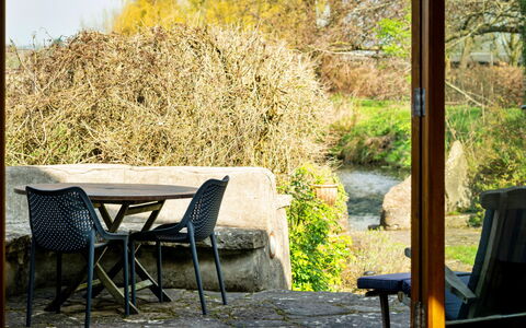 Mill Barn by the Stream: Vert, Meubles, Feuille, Chaise, Table, Mobilier De Jardin, Tableau De Plein Air, Lumière Du Soleil, Jardin, Brindille