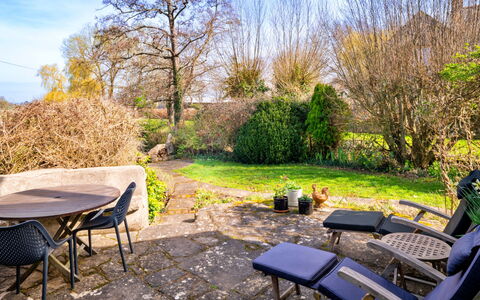 Mill Barn by the Stream: Meubles, Mobilier De Jardin, Arbuste, Jardin, Chaise, Couverture De Sol, Tableau De Plein Air, Lumière Du Soleil, Ombre, Aménagement Paysager