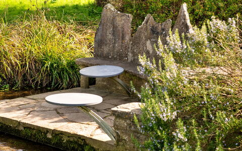 Mill Barn by the Stream: Mobilier De Jardin, Jardin, Tableau De Plein Air, Conception, Serveware, Herbe, Pot De Fleur