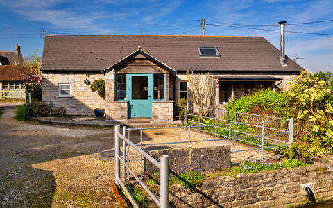 Mill Barn by the Stream: Bâtiment, Fenêtre, Maison, Toit, Domicile, Chalet, Porte, Zone Résidentielle, Arbuste