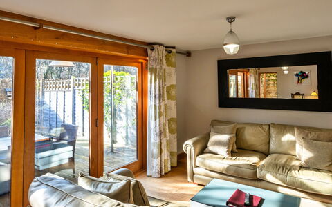 Hollies Cottage, Oak (3 Bed): Meubles, Design Intérieur, Canapé, Mur, Bois, Sol, Sol, Plafond, Pièce, Salon