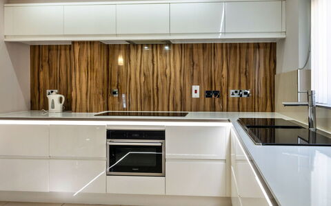 Hollies Cottage, Oak (3 Bed): Cuisine, Comptoir, Appareil De Cuisine, Cabinetry, Design Intérieur, Sol, Bois, Principaux Appliance, Domicile, Meubles