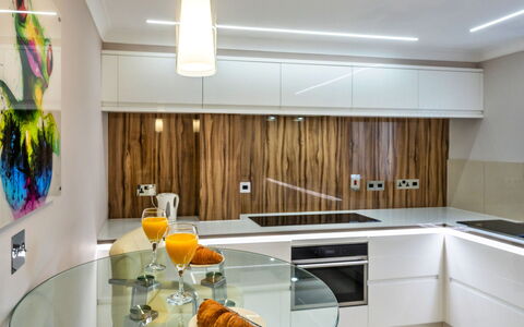 Hollies Cottage, Oak (3 Bed): Cuisine, Comptoir, Design Intérieur, Appareil De Cuisine, Mur, Sol, Meubles, Cabinetry, Bois, Principaux Appliance