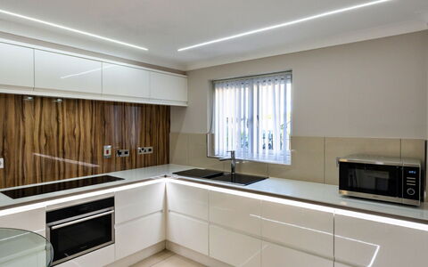 Hollies Cottage, Oak (3 Bed): Cuisine, Appareil De Cuisine, Cabinetry, Comptoir, Design Intérieur, Sol, Bois, Plafond, Luminaire, Meubles