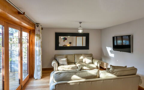 Hollies Cottage, Oak (3 Bed): Meubles, Design Intérieur, Canapé, Sol, Mur, Sol, Pièce, Bois, Plafond, Salon