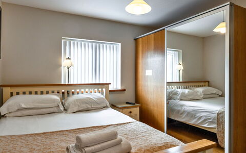 Hollies Cottage, Oak (3 Bed): Lit, Meubles, Chambre, Design Intérieur, Literie, Mur, Drap De Lit, Bois, Sol, Plafond