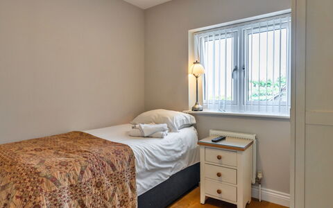 Hollies Cottage, Oak (3 Bed): Lit, Literie, Chambre, Drap De Lit, Meubles, Mur, Design Intérieur, Bois, Sol, Sol