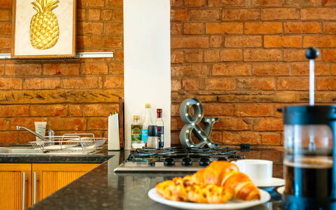 Three Storeys in Newent: Brique, Meubles, Design Intérieur, Brickwork, Comptoir, Cuisine, Tache De Bois, Appareil De Cuisine, Mur De Pierre, Dur