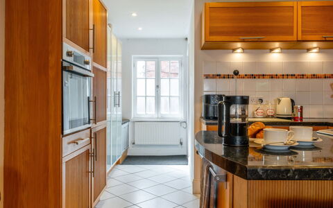 Three Storeys in Newent: Cuisine, Comptoir, Cabinetry, Appareil De Cuisine, Design Intérieur, Sol, Meubles, Principaux Appliance, Bois, Sol