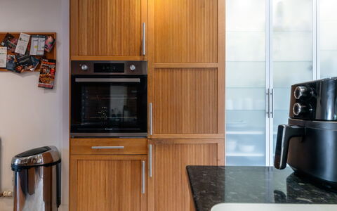 Three Storeys in Newent: Appareil De Cuisine, Cabinetry, Cuisine, Principaux Appliance, Comptoir, Électroménager, Bois, Design Intérieur, Sol, Placard