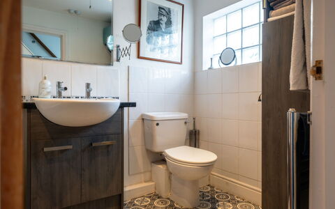 Three Storeys in Newent: Siège De Toilette, Salle De Bains, Luminaire Plomberie, Toilette, Sol, Design Intérieur, Sol, Lavabo, Évier, Plomberie