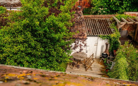 Three Storeys in Newent: Vert, Feuille, Végétation, Branche, Arbuste, Zone Rurale, Jardin, Printemps, Chalet