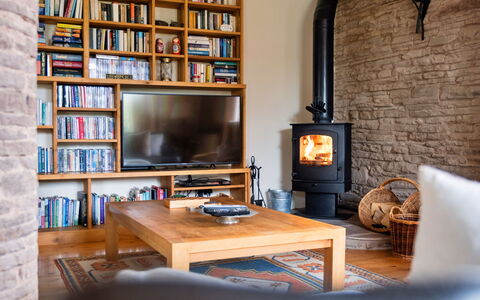 New Lodge Granary: Meubles, Design Intérieur, Sol, Bois, Foyer, Sol, Rayonnage, Étagère, Salon, Éclairage