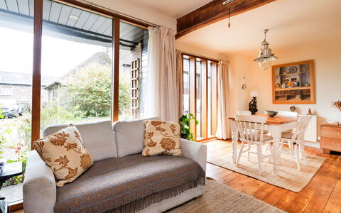 New Lodge Granary: Meubles, Design Intérieur, Canapé, Sol, Mur, Sol, Bois, Pièce, Salon, Plafond