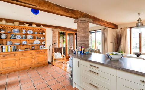 New Lodge Granary: Meubles, Design Intérieur, Sol, Bois, Cuisine, Cabinetry, Sol, Comptoir, Plafond, Pièce