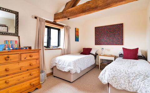 New Lodge Granary: Meubles, Lit, Chambre, Design Intérieur, Literie, Bois, Drap De Lit, Pièce, Sol, Linge