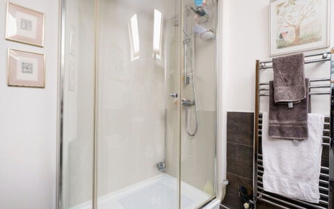 New Lodge Granary: Salle De Bains, Luminaire Plomberie, Design Intérieur, Plomberie, Douche, Sol, Robinet, Porte De Douche, Évier, Miroir