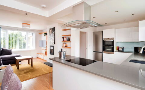 Elizabeth House: Meubles, Design Intérieur, Cuisine, Comptoir, Sol, Sol, Appareil De Cuisine, Cabinetry, Luminaire, Plafond