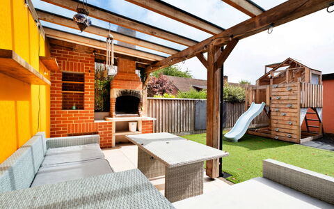 Elizabeth House: Bois, Meubles, Jardin, Mobilier De Jardin, Arrière-Cour, Ombre, Tache De Bois, Patio, Chaise, Cour