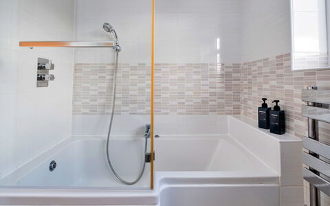 Elizabeth House: Salle De Bains, Luminaire Plomberie, Baignoire, Sol, Design Intérieur, Sol, Robinet, Plomberie, Douche, Tete De Douche