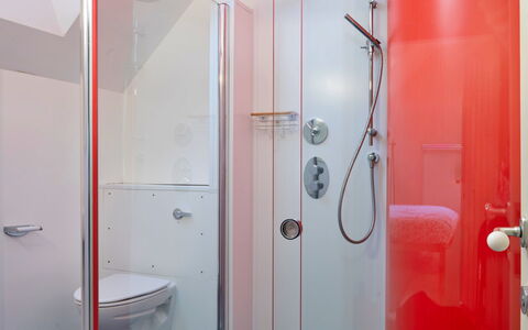 Canal Central: Salle De Bains, Luminaire Plomberie, Sol, Lavabo, Design Intérieur, Plomberie, Sol, Robinet, Douche, Évier