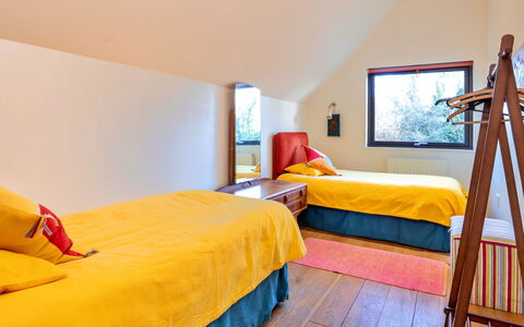 Canal Central: Design Intérieur, Bois, Sol, Plafond, Sol, Meubles, Pièce, Chambre, Domicile, Lit
