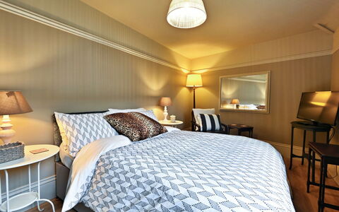 St Germain'S Annexe: Lit, Design Intérieur, Meubles, Chambre, Literie, Drap De Lit, Linge, Sol, Plafond, Bois