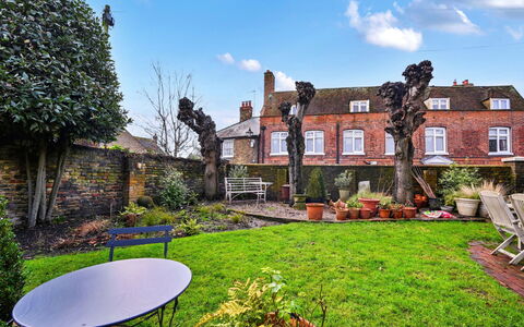 St Germain'S Annexe: Maison, Arbuste, Paysage, Domicile, Jardin, Couverture De Sol, Biens, Chalet, Cour