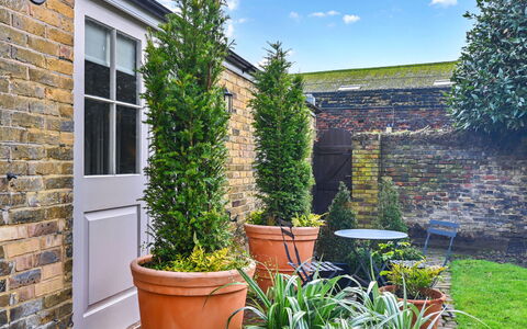 St Germain'S Annexe: Arbuste, Pot De Fleur, Brique, Plante D'Appartement, Jardin, Brickwork, Aménagement Paysager, Cour, Cour