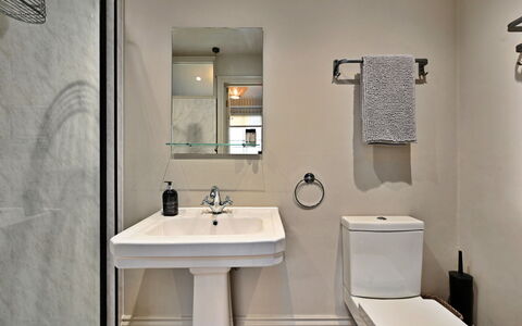 St Germain'S Annexe: Salle De Bains, Luminaire Plomberie, Mur, Design Intérieur, Sol, Siège De Toilette, Évier, Sol, Toilette, Lavabo