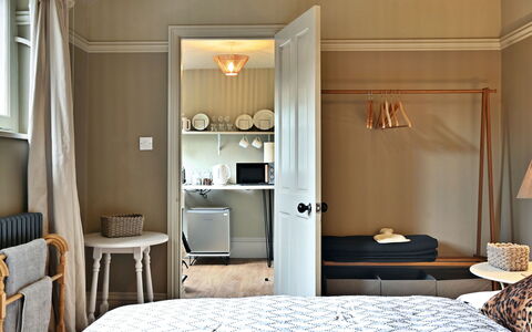 St Germain'S Annexe: Meubles, Lit, Design Intérieur, Chambre, Literie, Mur, Drap De Lit, Bois, Sol, Sol