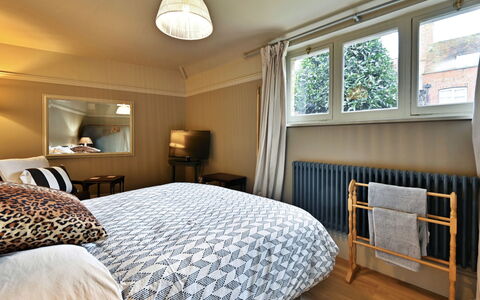 St Germain'S Annexe: Lit, Meubles, Literie, Design Intérieur, Chambre, Drap De Lit, Mur, Sol, Sol, Linge