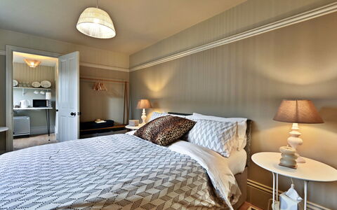 St Germain'S Annexe: Lit, Design Intérieur, Chambre, Literie, Drap De Lit, Meubles, Plafond, Bois, Linge, Sol