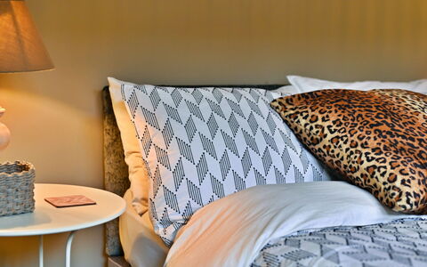 St Germain'S Annexe: Meubles, Chambre, Lit, Coussin, Literie, Design Intérieur, Linge, Drap De Lit, Throw Pillow, Jaune