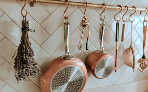 The Old Stables at Tenterden: Cuisine, Vaisselle, Pot Rack, Serveware, Appareil De Cuisine