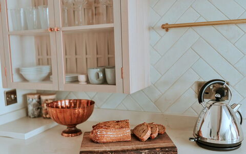 The Old Stables at Tenterden: Cuisine, Comptoir, Vaisselle, Appareil De Cuisine, Cabinetry, Tache De Bois, Fruit, Tiroir