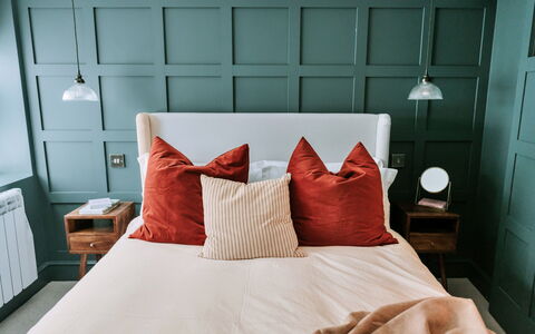 The Old Stables at Tenterden: Meubles, Lit, Chambre, Design Intérieur, Literie, Bois, Drap De Lit, Sol, Linge, Throw Pillow